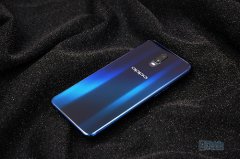 【导购】十一小长假拒绝厚重 换个拍照旗舰出游